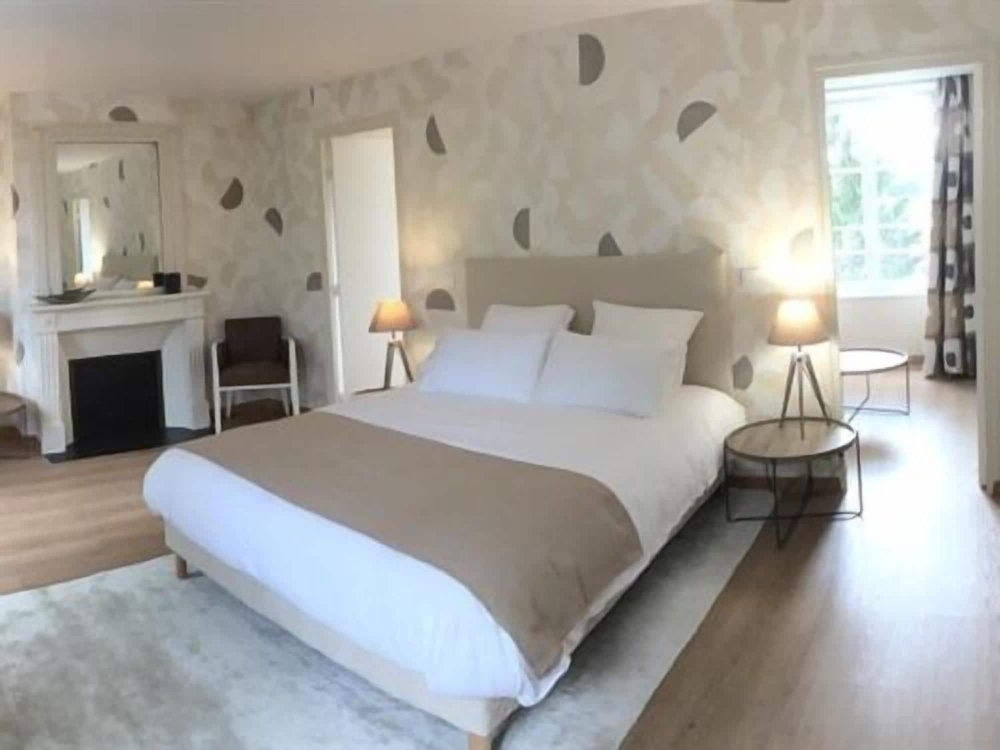 Quarto casal conforto, banheiro privativo, vista para o jardim