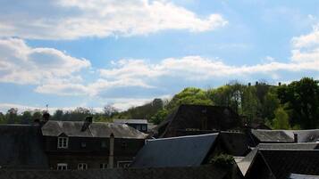 Een buitenzwembad en een verwarmd zwembad