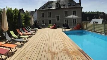 Een buitenzwembad en een verwarmd zwembad