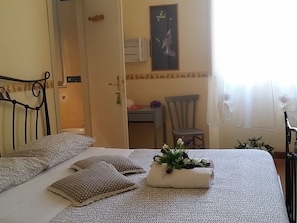 Free WiFi, bed sheets - La Dolce Vita Guesthouse (Rome)
