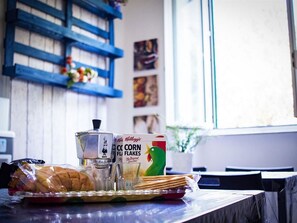 Réfrigérateur dans l'espace commun, micro-ondes dans l'espace commun