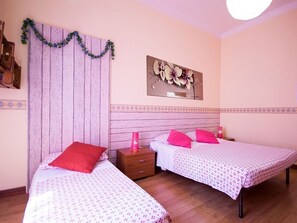 Triple Room, Shared Bathroom - La Dolce Vita Guesthouse (Rome)