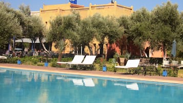 Piscine extérieure, parasols de plage, chaises longues