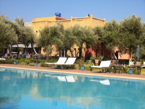 Outdoor pool, pool umbrellas, sun loungers - Atlas Resorts (Ait Sidi Daoud)