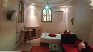تناول الطعام داخل الغرفة