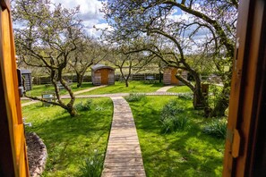 11 - Dabinett Camping Pod | Blick auf den Garten