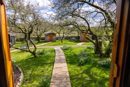 11 - Dabinett Camping Pod | Garden view. Orchard Hideaways