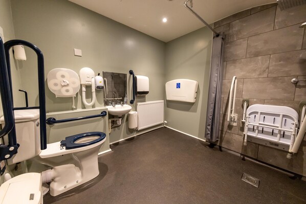 Une salle de bain moderne équipée de toilettes, d’un lavabo et d’une douche.