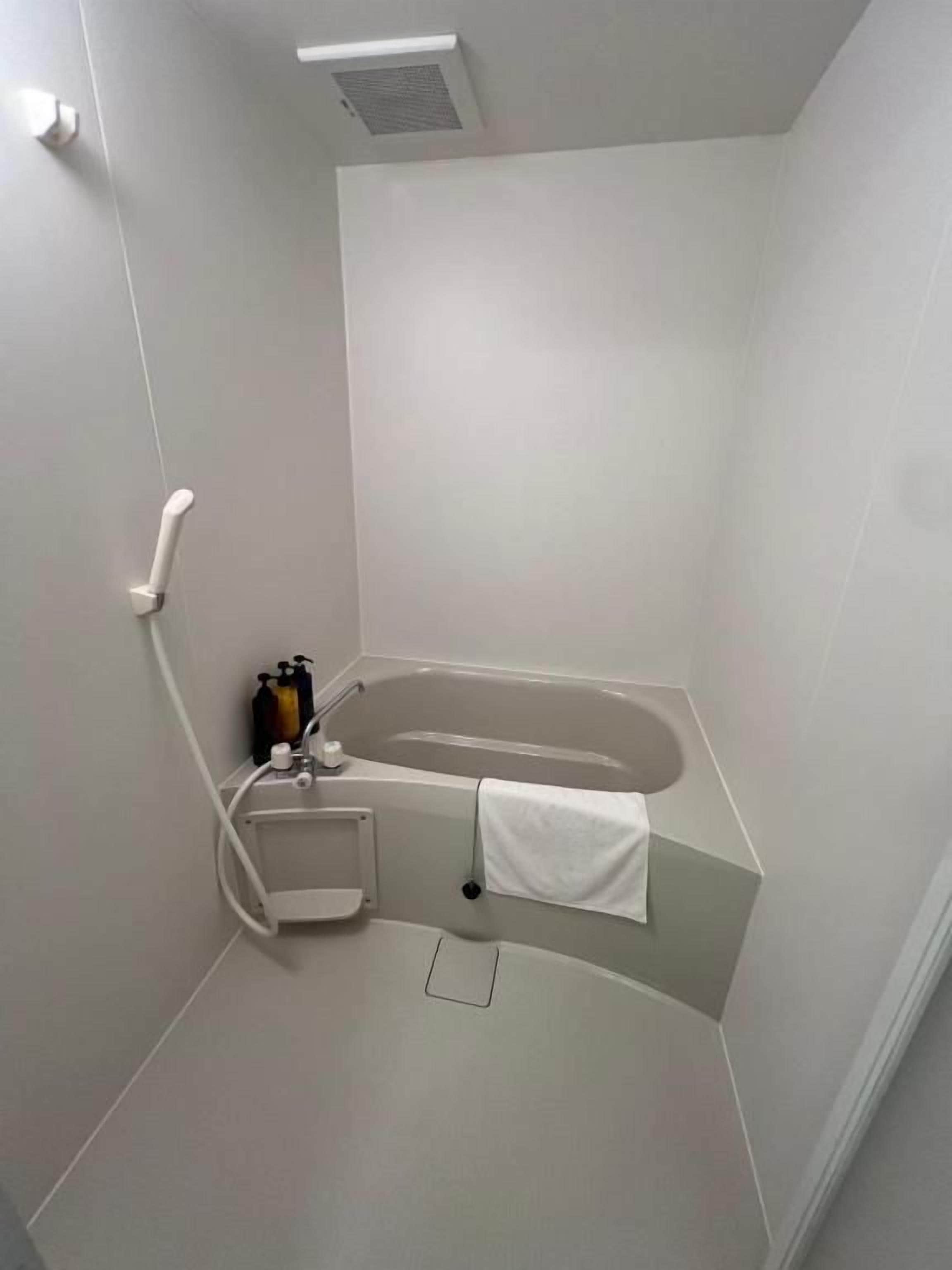 Un bagno con una vasca, una doccia e un water.