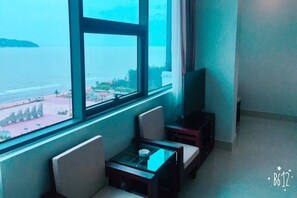 Executive Room | Minibar, in-room safe, desk, blackout drapes