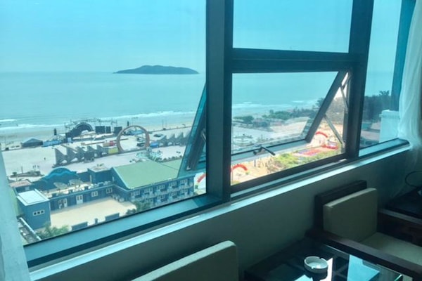 1 kamar tidur, minibar, brankas, dan meja kerja