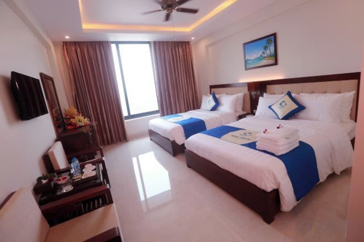 Minibar, brankas, meja kerja, dan tirai kedap cahaya