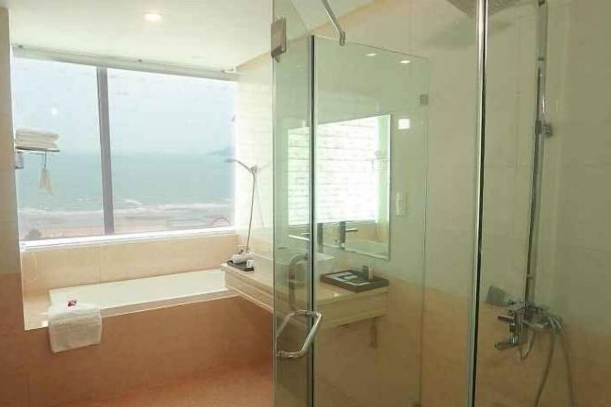 Shower, rainfall showerhead, free toiletries, hair dryer