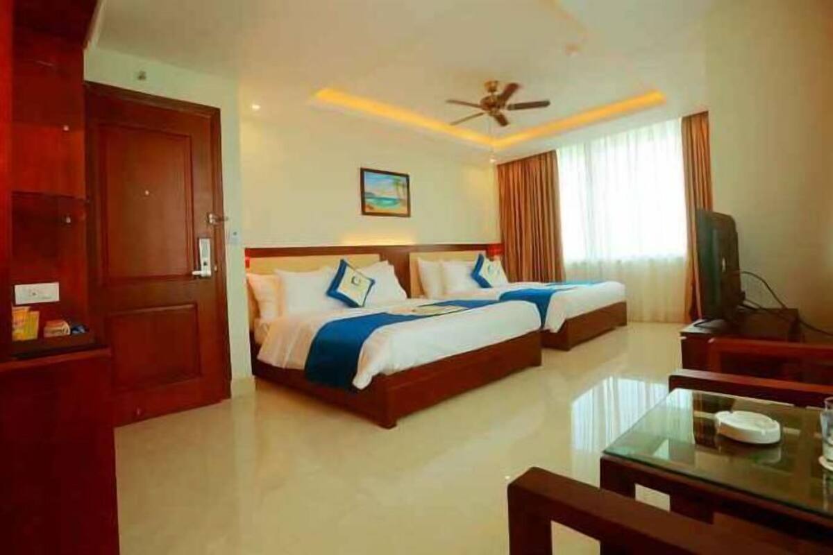 Minibar, brankas, meja kerja, dan tirai kedap cahaya