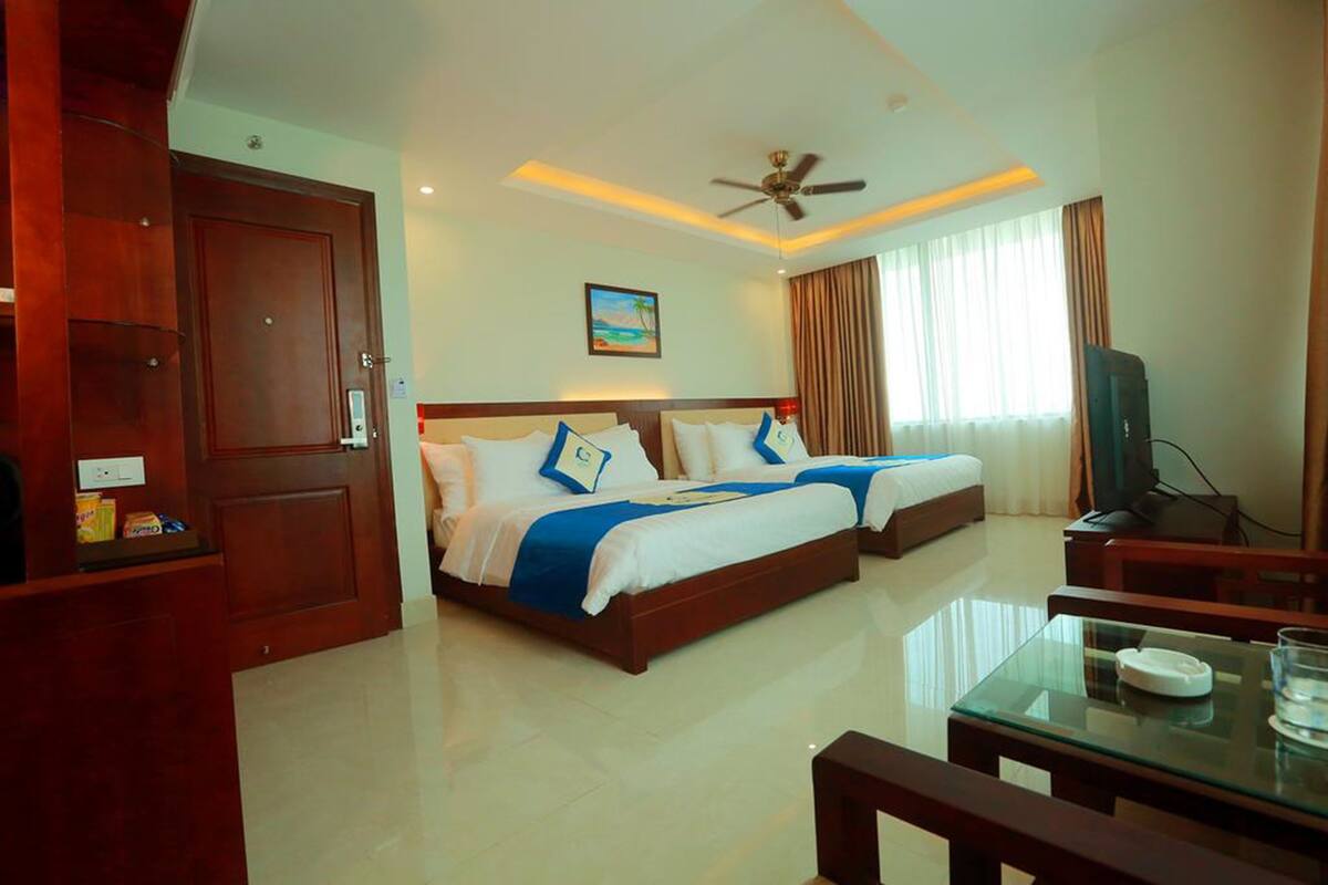 Deluxe Room, City View | Minibar, in-room safe, desk, blackout drapes