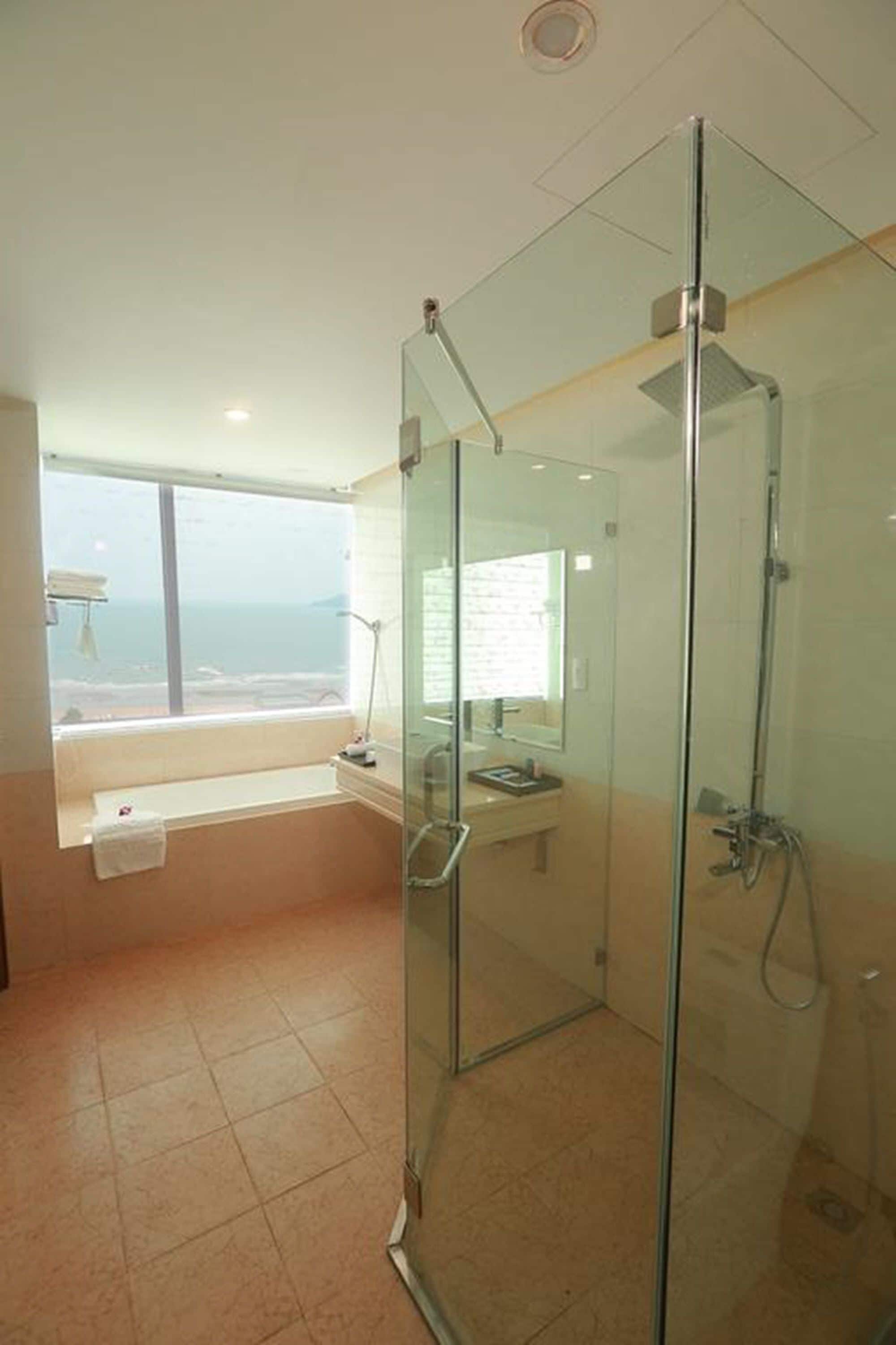 Shower, rainfall showerhead, free toiletries, hair dryer