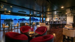 Un espace bar avec des sièges et une vue sur les montagnes.
