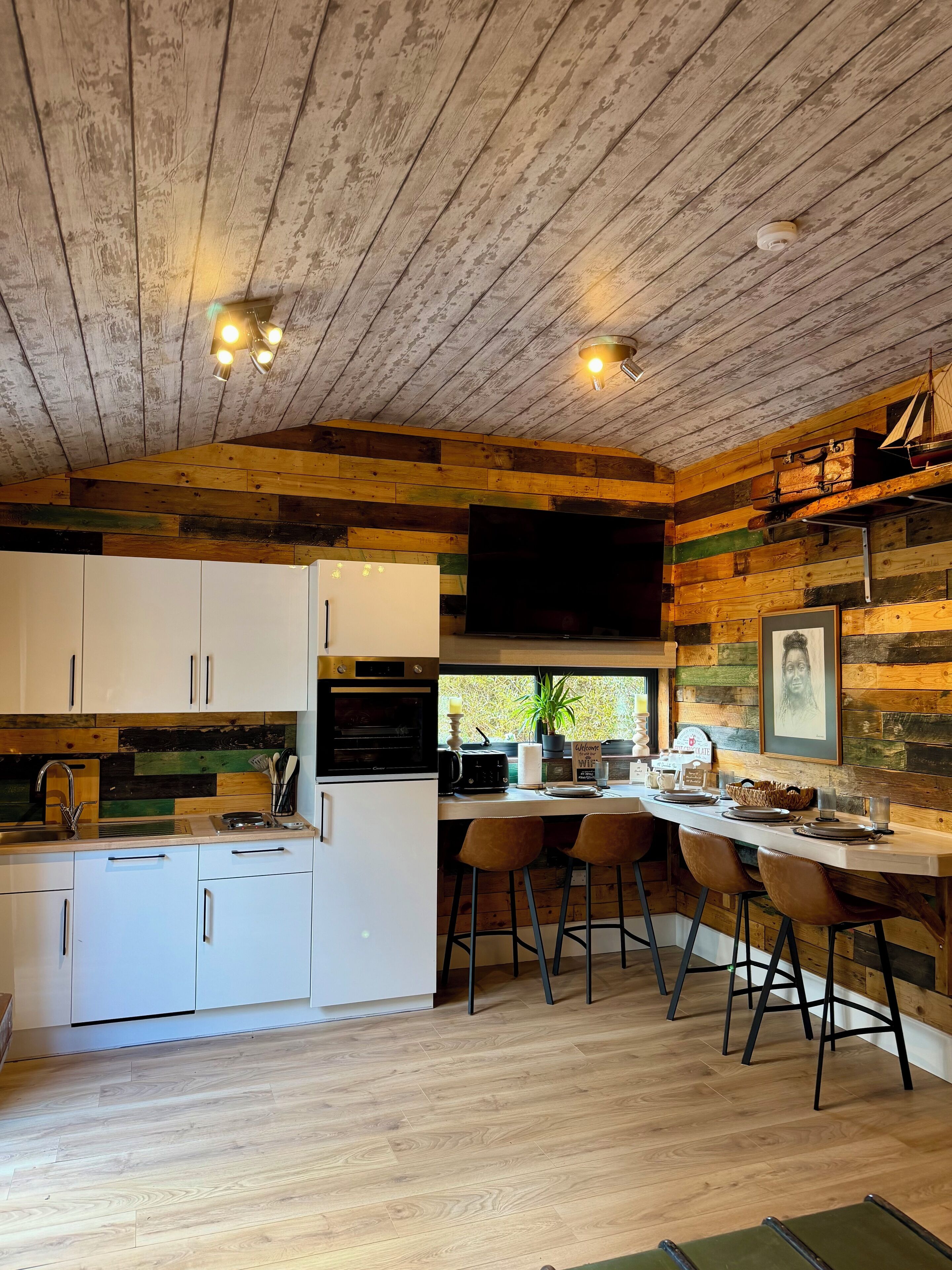 Decoración personalizada, muebles diferentes y escritorio 