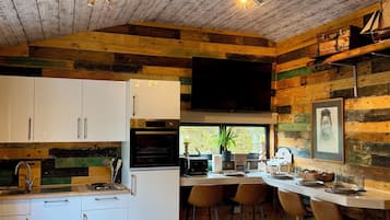 Deluxe Studio, 1 Bedroom, Garden View, Ground Floor (Garden Lodge) | Individually decorated, individually furnished, desk, laptop workspace