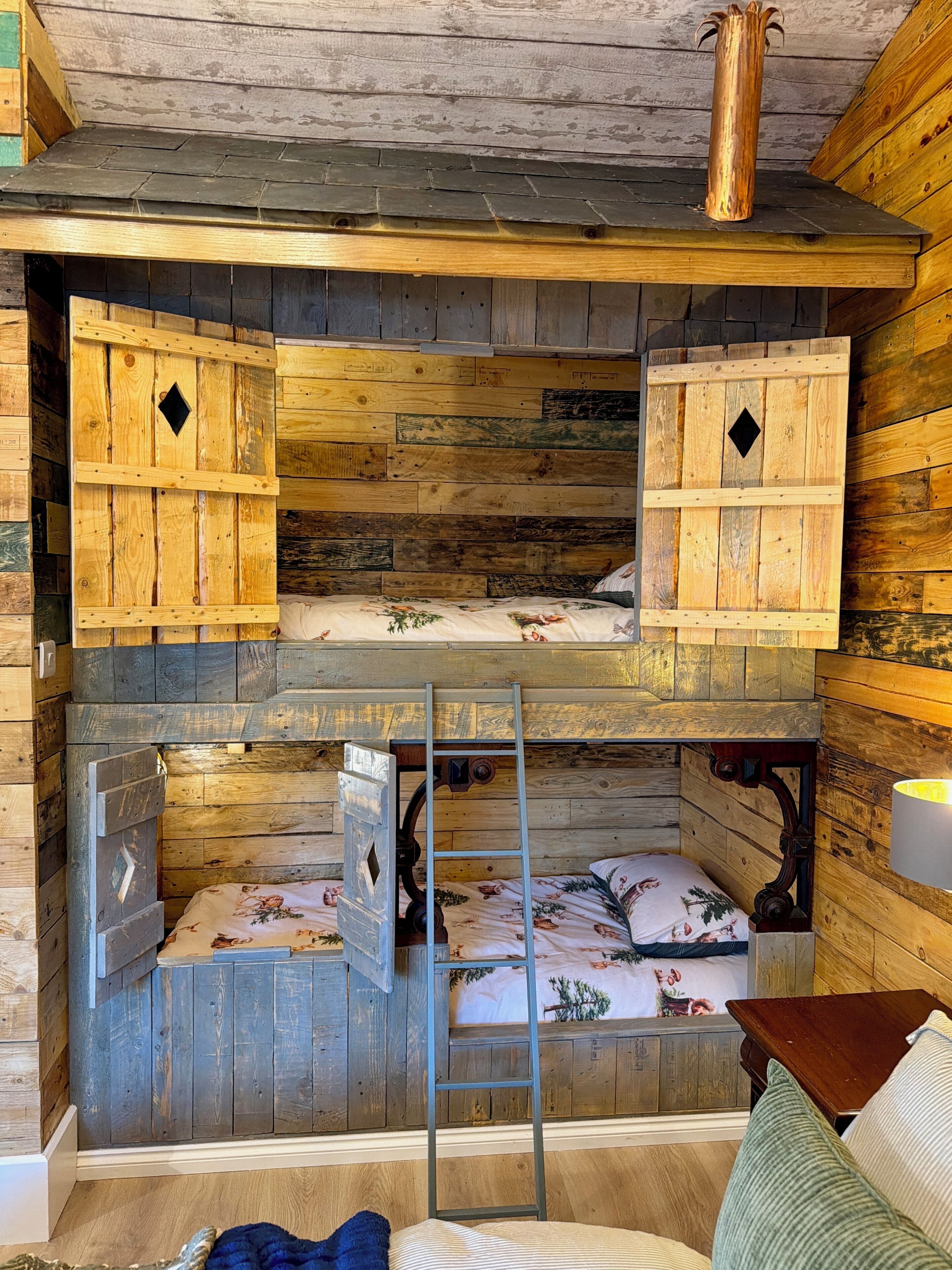 Decoración personalizada, muebles diferentes y escritorio 