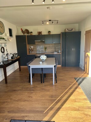 Deluxe-Studio, 1 Schlafzimmer, Gartenblick, Erdgeschoss (Garden Lodge) | Individuell dekoriert, individuell eingerichtet, Schreibtisch