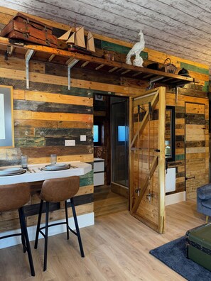 Deluxe Studio, 1 Bedroom, Garden View, Ground Floor (Garden Lodge) | Individually decorated, individually furnished, desk, laptop workspace