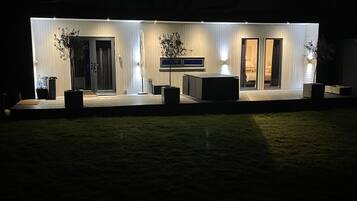 Deluxe Studio, 1 Bedroom, Garden View, Ground Floor (Garden Lodge) | Individually decorated, individually furnished, desk, laptop workspace