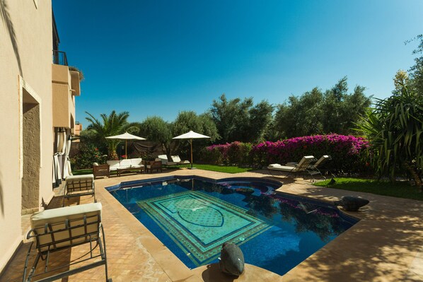 Outdoor pool, pool umbrellas, pool loungers - Villa Abalya 22 (Marrakech)
