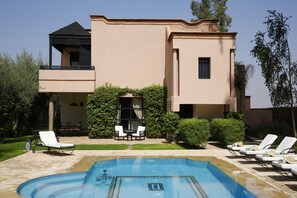Outdoor pool, pool umbrellas, sun loungers