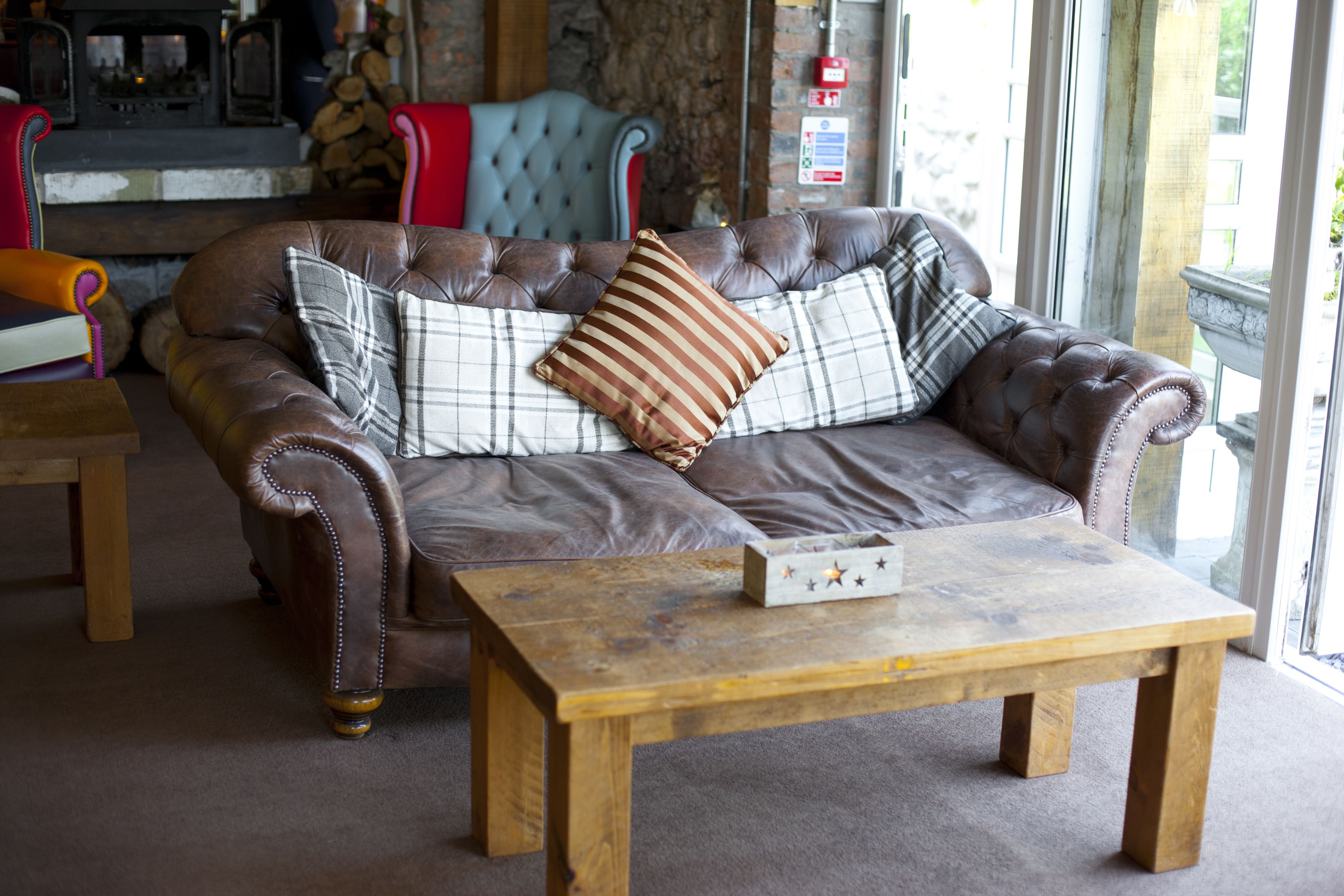 serves breakfast, lunch and dinner