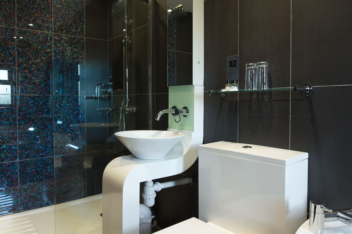 luxury double room, 1 double bed, partial sea view | bathroom | free toiletries, hair dryer