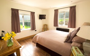 Lyxigt dubbelrum - utsikt mot trädgården - annex | Individuell inredning, unika möbler och gratis wi-fi