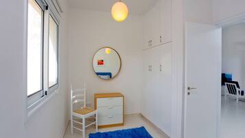 Apartamento Deluxe, 2 habitaciones, frente a la playa | Zona de estar | Una televisión de pantalla plana