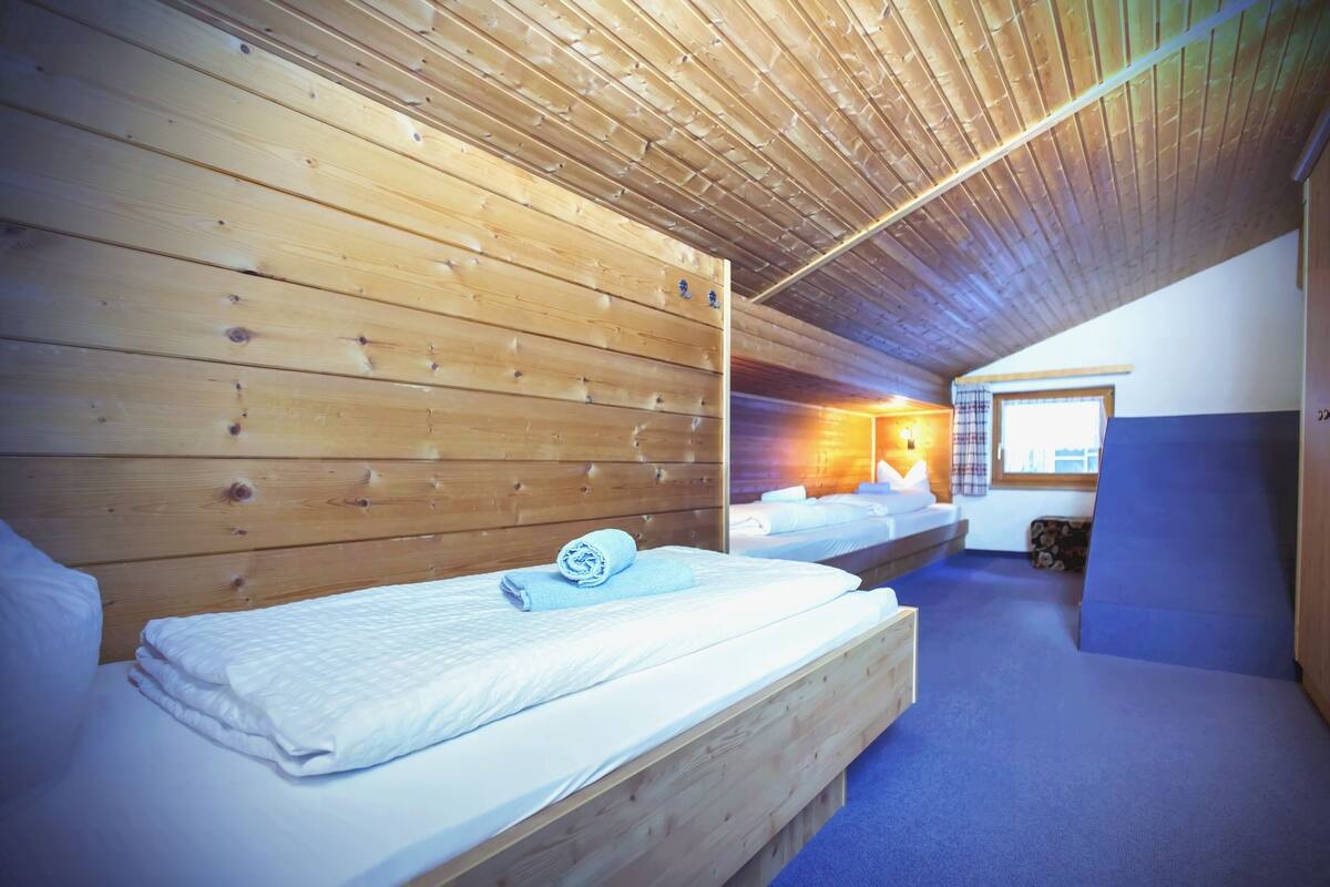 Cunas gratuitas, camas extra gratis, wifi gratis y ropa de cama