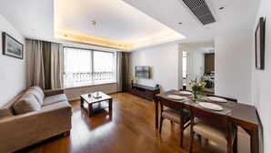 Suite Premier, 2 habitaciones | Zona de estar | Una televisión