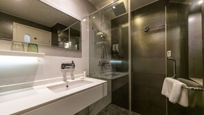Deluxe Studio Queen | Bathroom | Free toiletries, hair dryer, bathrobes, slippers - Starr Hotel Apartment (Shanghai)