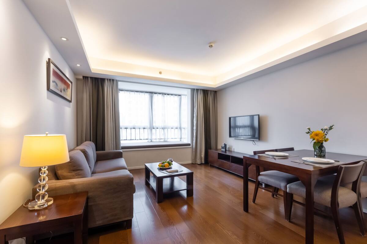 Premier Suite | Living room | TV