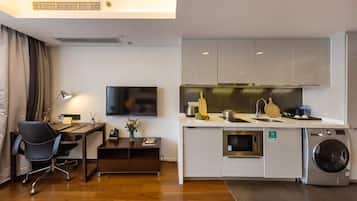 Caja de seguridad en la habitación, escritorio y cortinas blackout