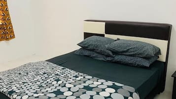 4 bedrooms, desk, iron/ironing board