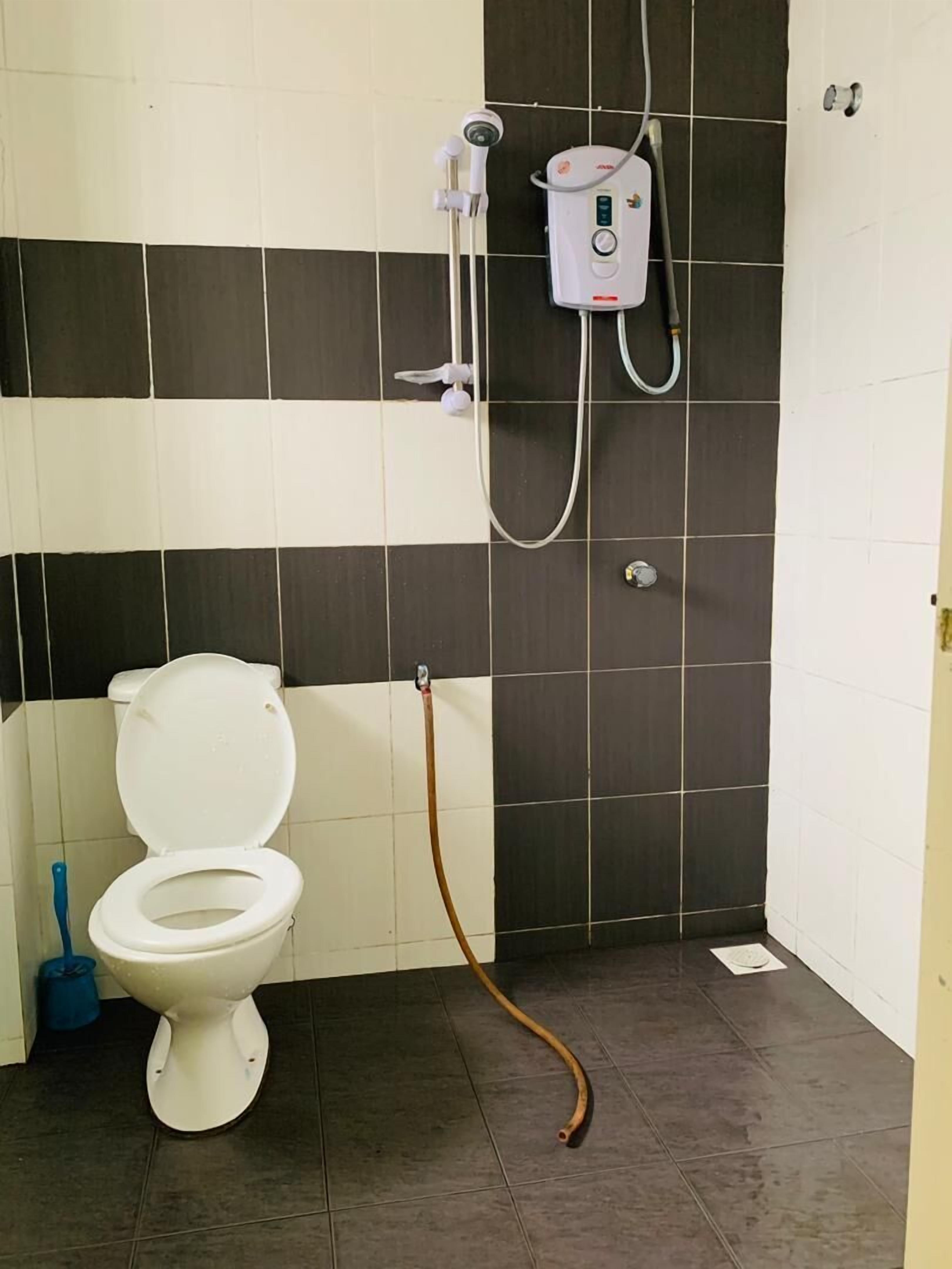 Maison Familiale, 4 chambres, non-fumeurs, vue colline | Salle de bain | Douche, articles de toilette gratuits, sèche-cheveux, chaussons