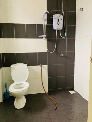 Family House, 4 Bedrooms, Non Smoking, Hill View | Bathroom - Zahara Homestay (Tanah Rata)