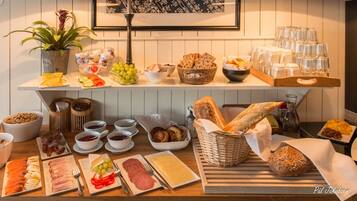 Free buffet breakfast