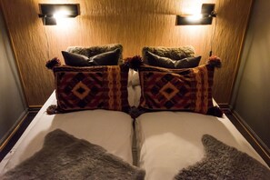 Premium bedding, pillowtop beds, desk, blackout drapes - Breidablikk Gjestehus (Narvik)