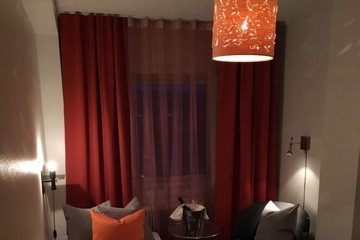 Single Room | Premium bedding, pillowtop beds, desk, blackout drapes