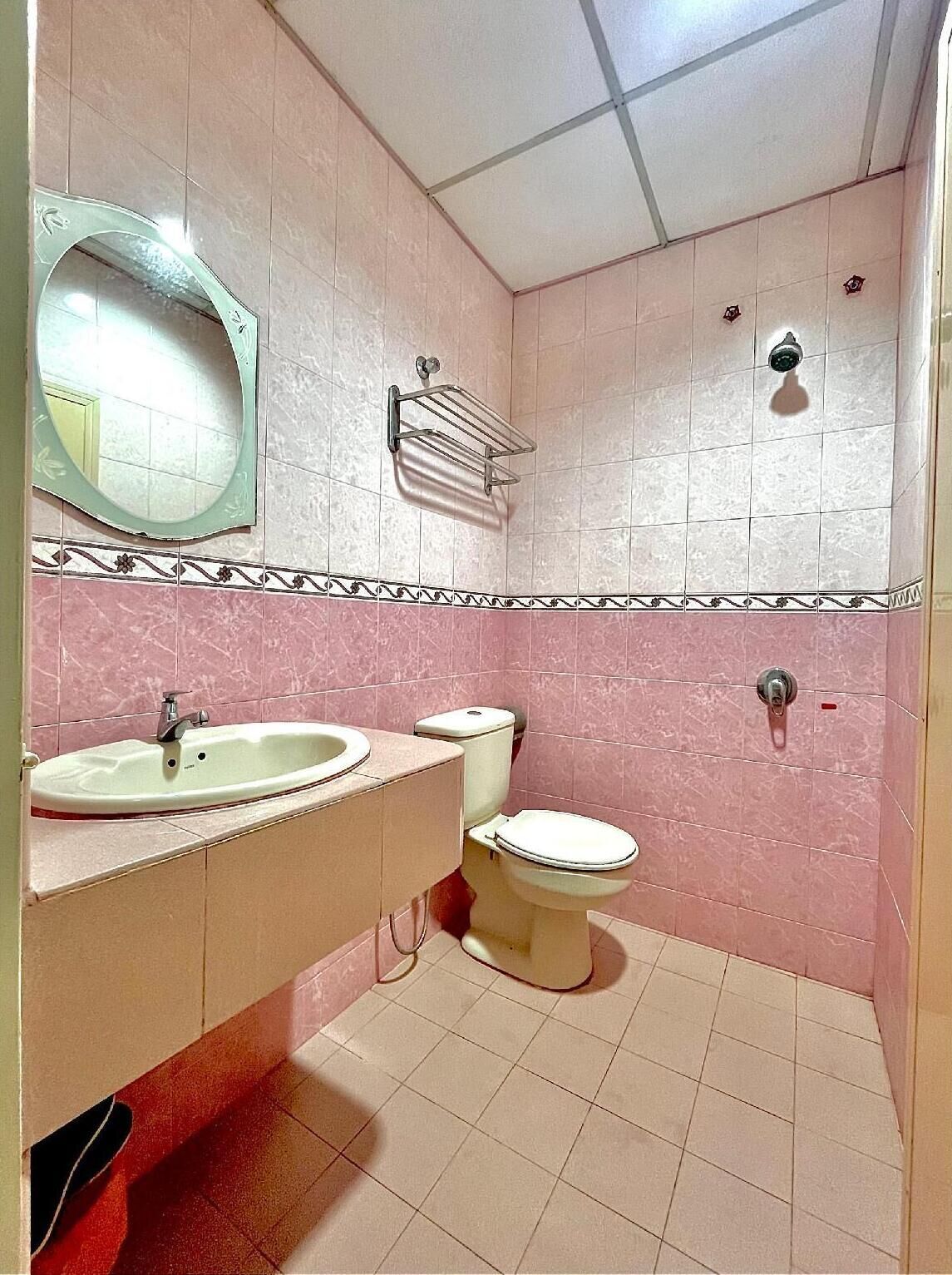 Regadera, amenidades de baño gratuitas, toallas 