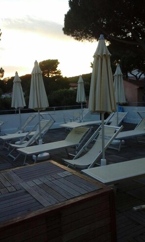 Seasonal outdoor pool, pool umbrellas, pool loungers - Hotel Costa Verde (Rosignano Marittimo)