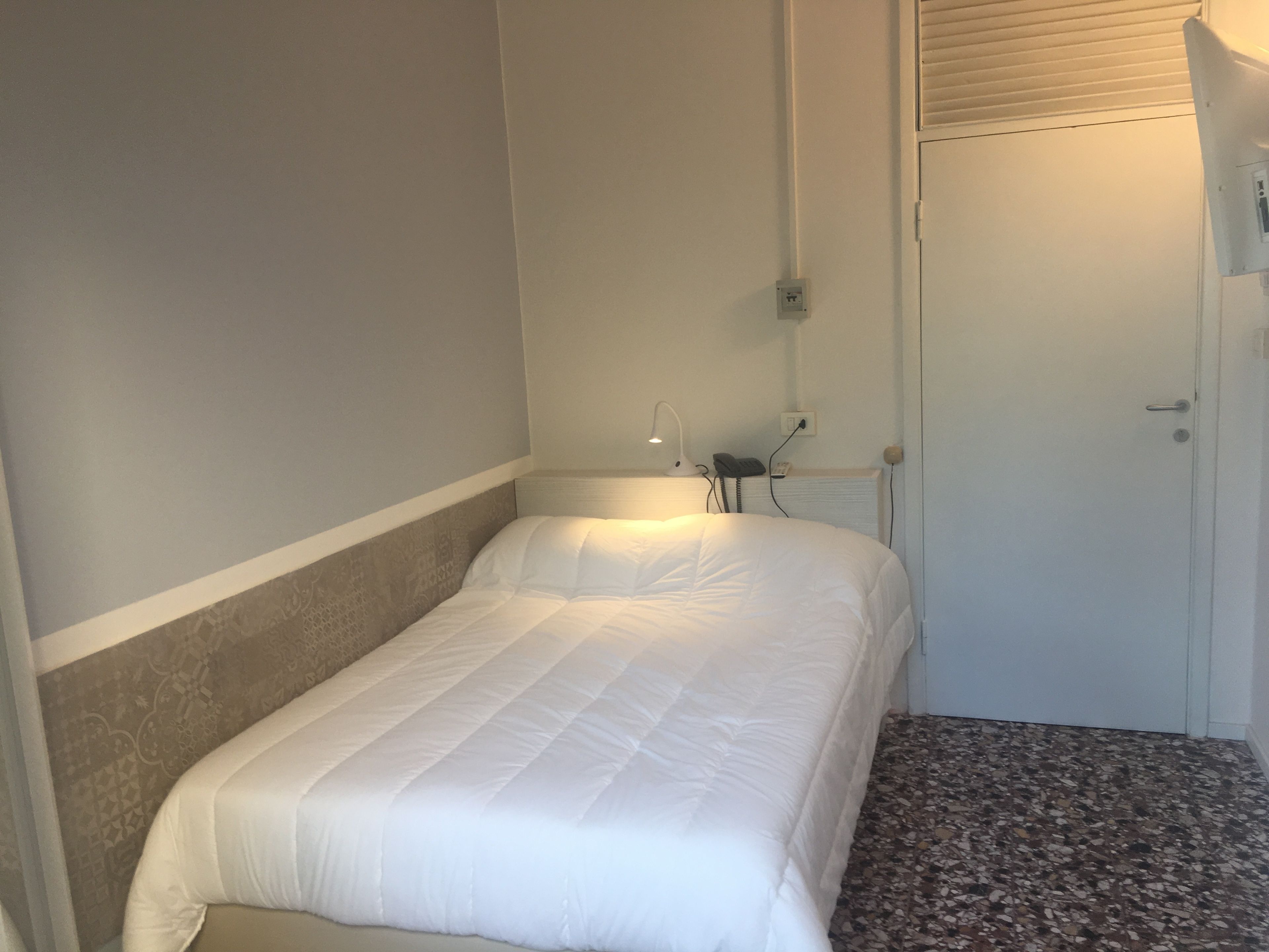 double room single use, shared bathroom, sea view | in-room safe, desk, free wifi, bed sheets