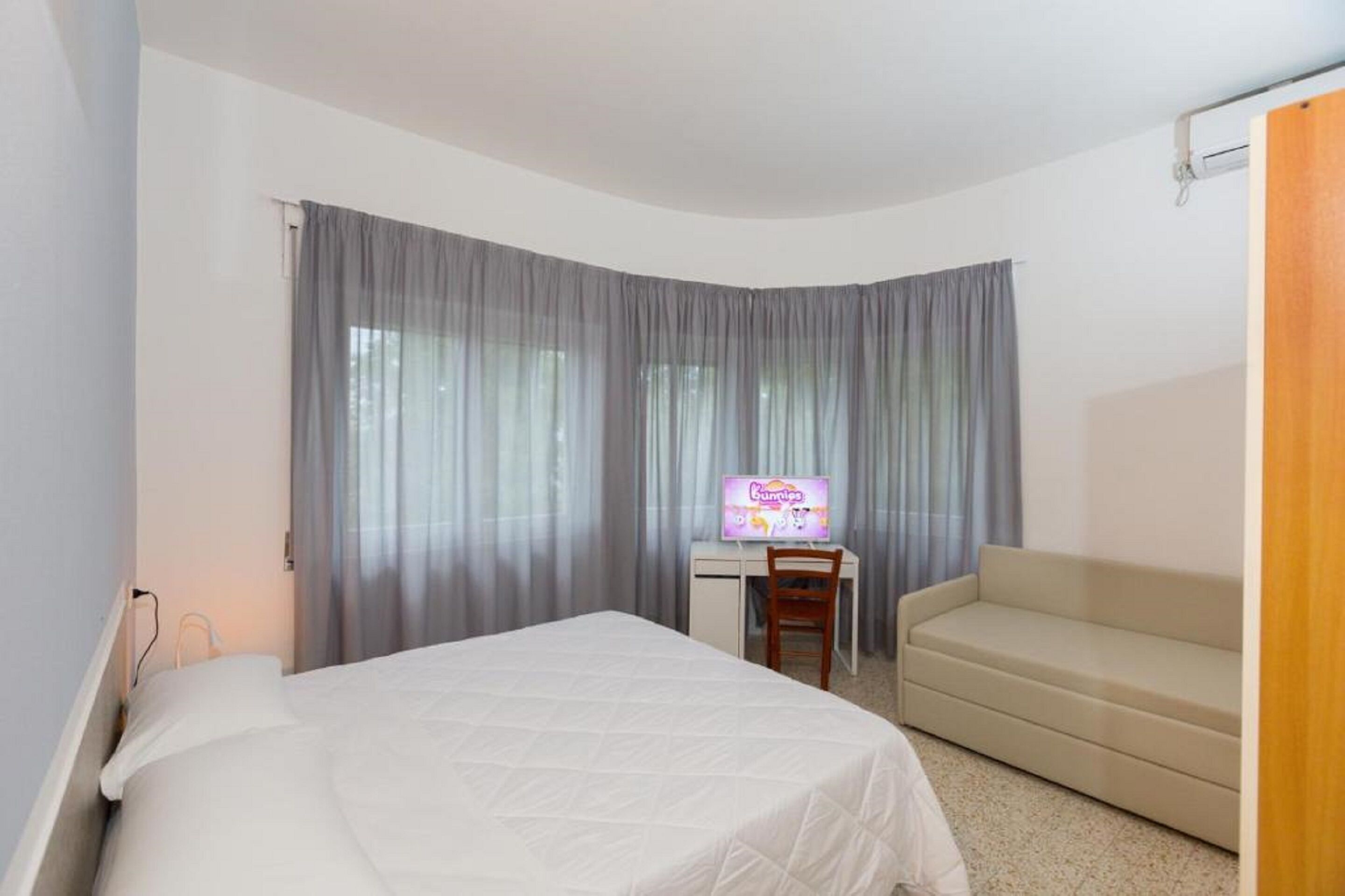 quadruple room | in-room safe, desk, free wifi, bed sheets