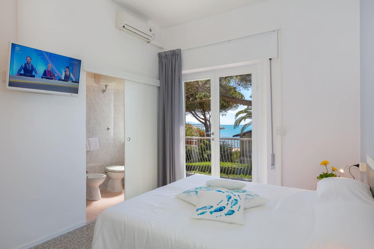 panoramic double or twin room, ocean view | in-room safe, desk, free wifi, bed sheets