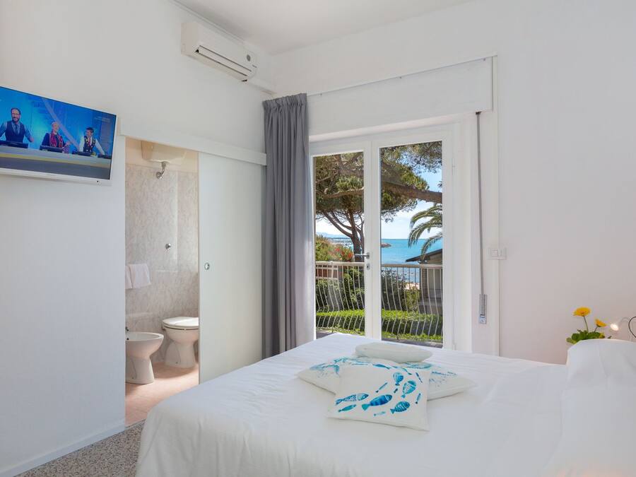 Panoramic-Doppel- oder -Zweibettzimmer, Meerblick | Zimmersafe, Schreibtisch, kostenloses WLAN, Bettwäsche